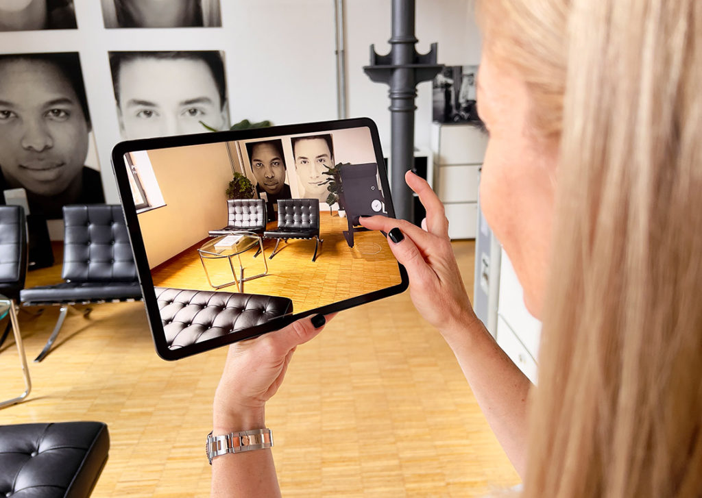 Mit Augmented Reality werden Informationen über Cafés, Herbergen und Restaurants auf einem Tablet angezeigt