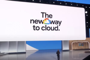 Ein Vortragender auf der Google Cloud Next Konferenz steht vor einer großen Leinwand mit dem Slogan 'The new way to cloud.' neben dem bunten Google Cloud Logo, symbolisierend die innovative Ausrichtung auf generative KI in der Cloud-Technologie.