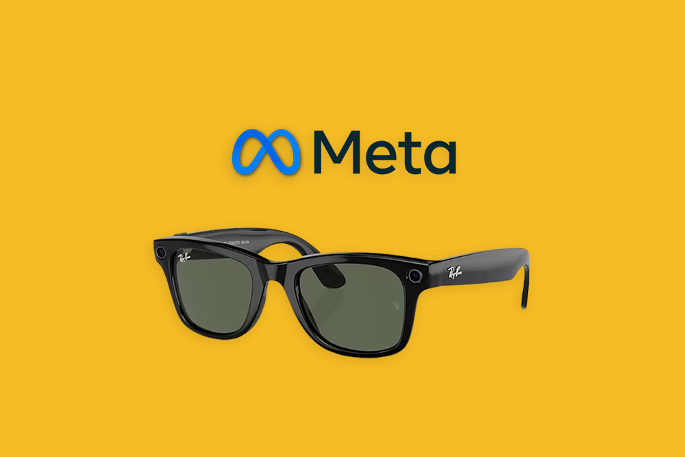 Ein Paar Ray-Ban Meta Smart Glasses liegt im Zentrum eines leuchtend gelben Hintergrunds. Über den Brillengläsern ist das unendlichkeitsähnliche Meta-Logo in Blau platziert, was einen starken visuellen Kontrast erzeugt und auf die innovative Verbindung von klassischem Design und moderner Technologie hinweist.