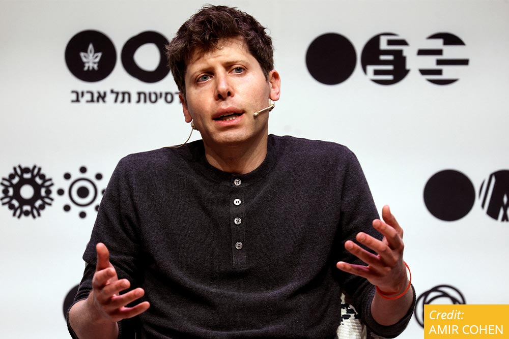 Sam Altman gestikuliert während einer Diskussion über die Zukunft von ChatGPT und OpenAI.