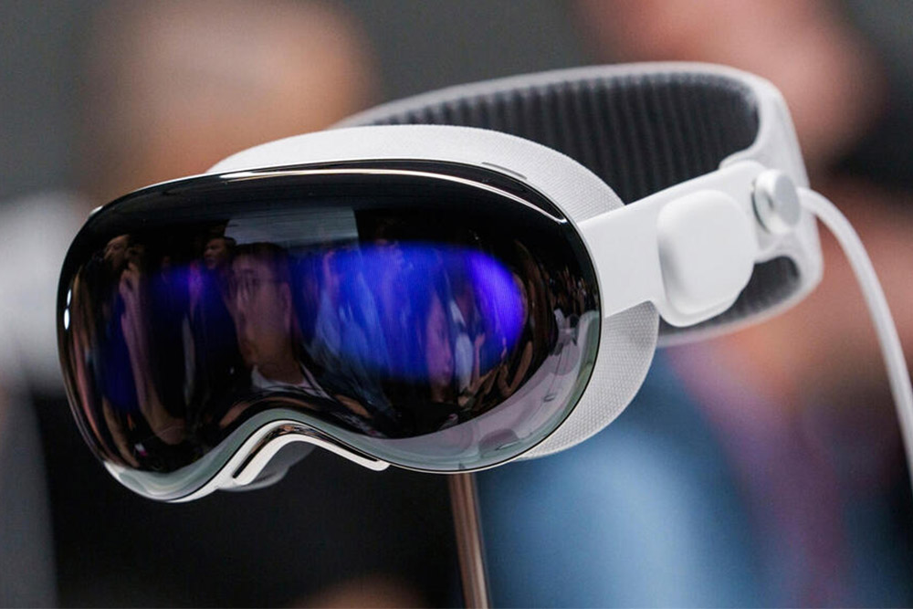 Apple Vision Pro VR/AR-Headset mit reflektierenden Linsen und weißem Band.