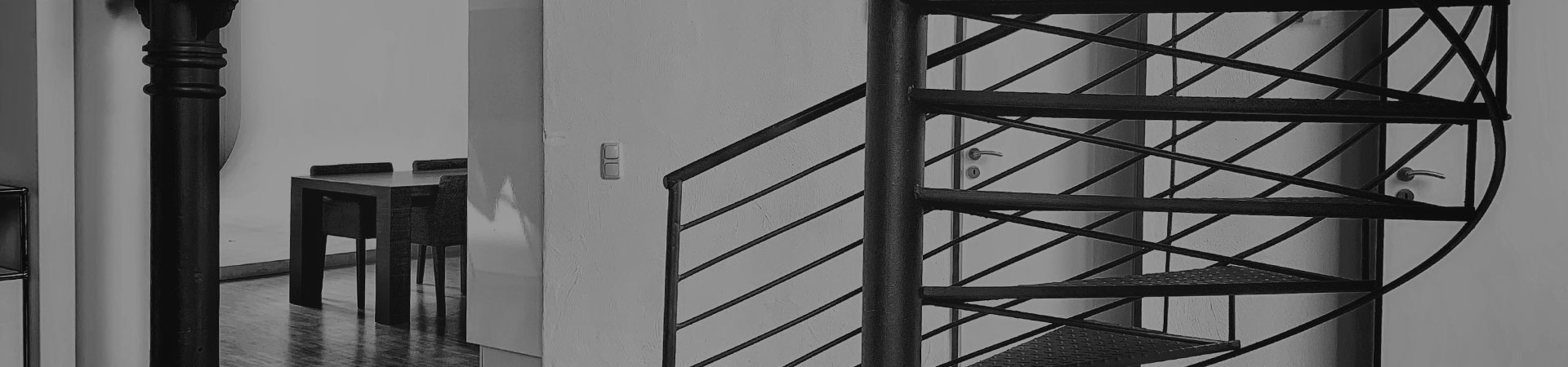 Agentur Treppe und Esstisch