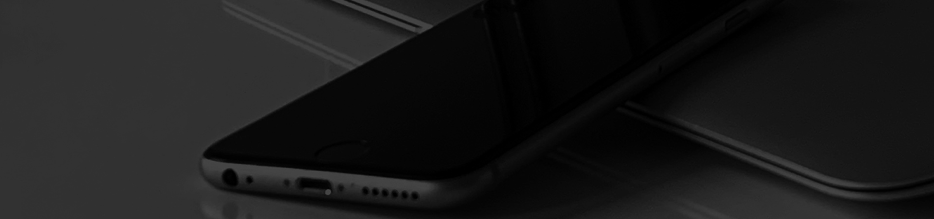 iPhone und Macbook auf Tisch