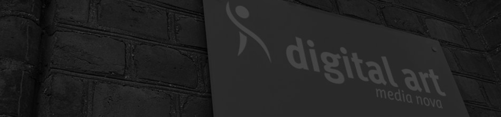 digital art media nova – Hausnr. 8 Schild