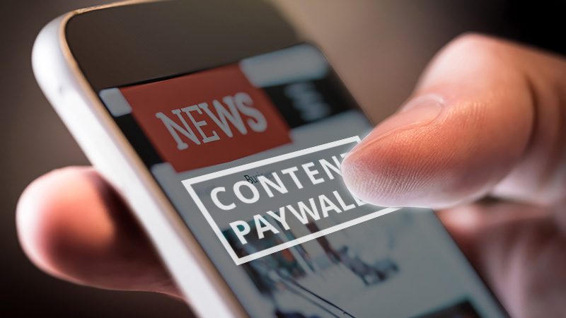 Daumen tippt auf einen "Content Paywall" Button auf Handy