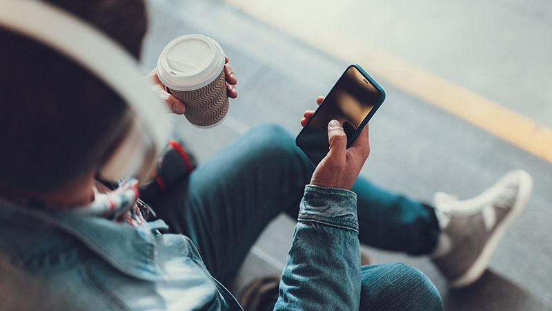 Mann mit Smartphone in der Hand