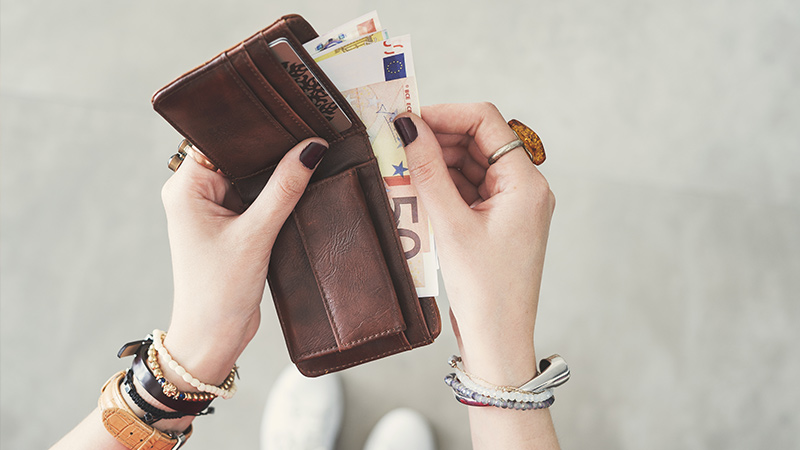 Frau mit Portemonnaie in der Hand