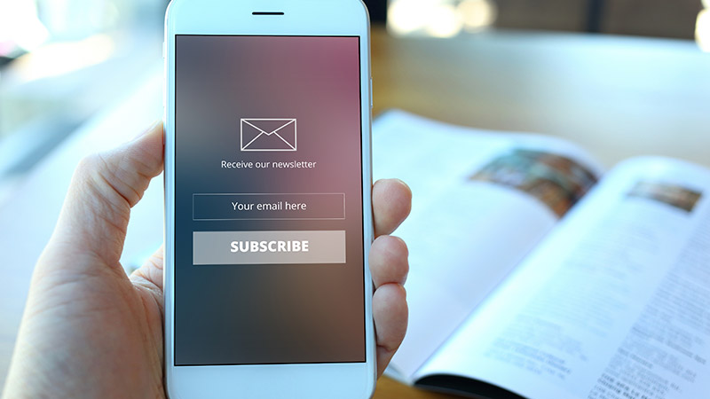 Smartphone mit Newsletter-Anmeldung