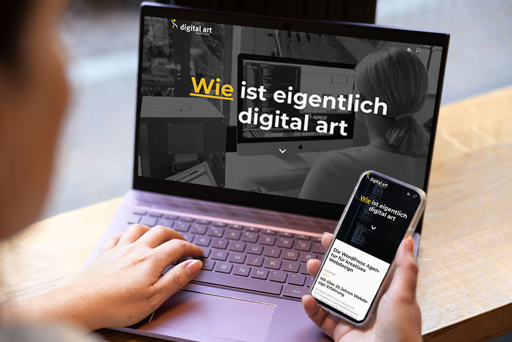 Das Bild zeigt einen Aufgeklappten Laptop mit unserer geöffneten Website. Außerdem ist ein Handy zu sehen auf dem die Website durch Responsive Webdesign auch angezeigt wird.