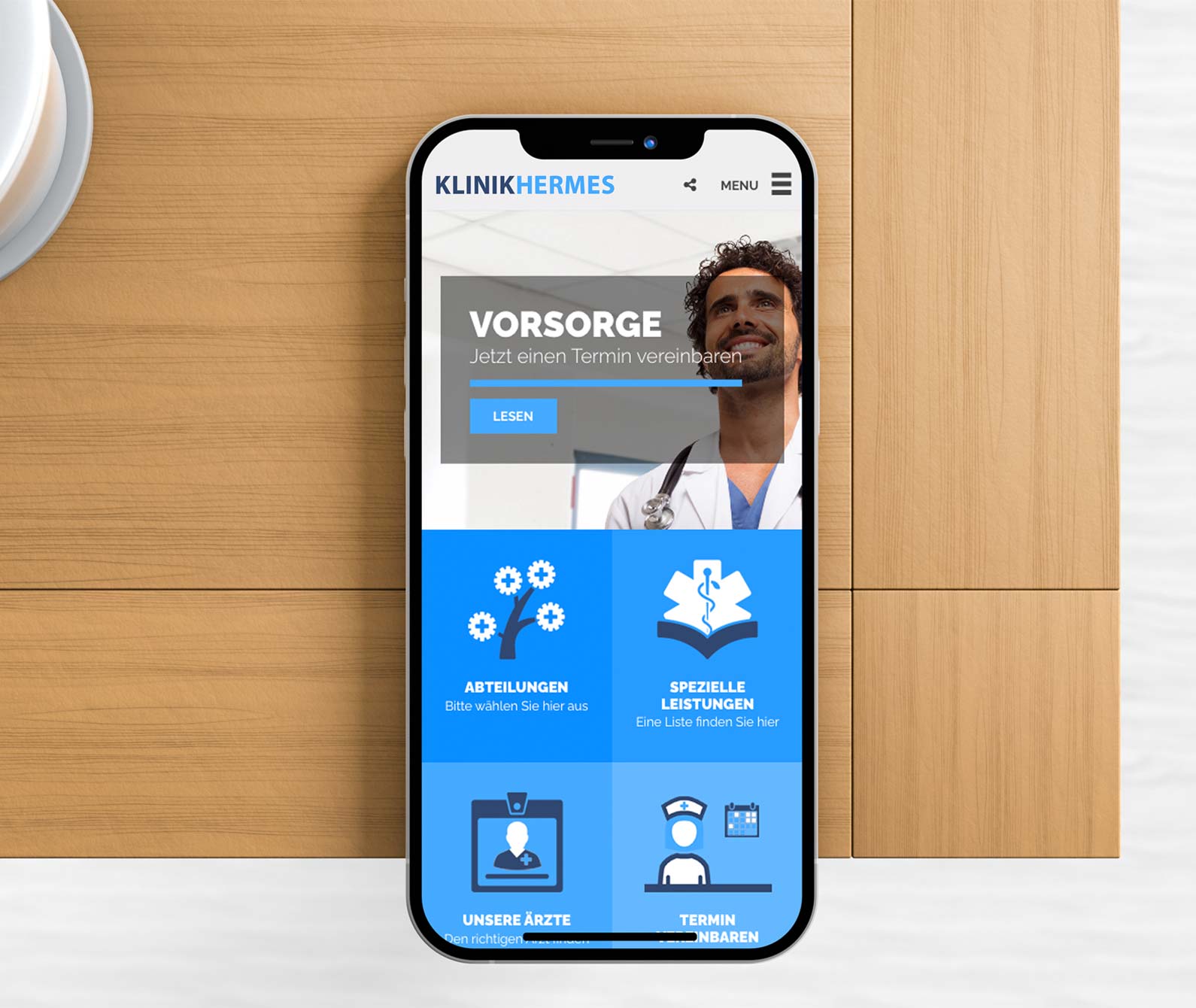 Bild zeigt ein Klinik Homepage-Design Layout für Kliniken mit einem Arzt auf einem iPhone